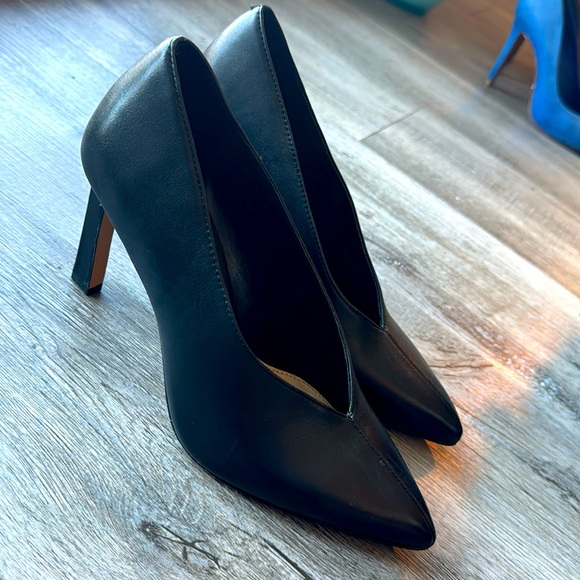LIKE NEW! Black Leather Vince Camuto Pumps - Picture 3 of 5